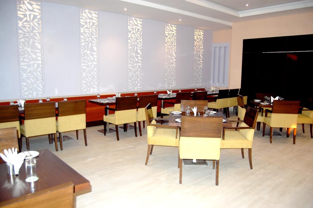 Le Roi Raipur Hotel Exterior foto